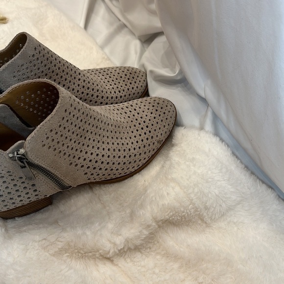 Lucky Brand perforated tan sued boot used size 8 - Picture 5 of 7